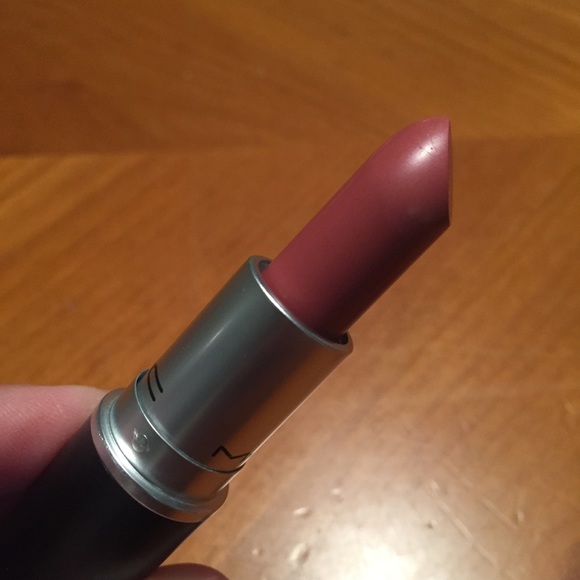 MAC Satin Lipstick Brave - Picture 7 of 14